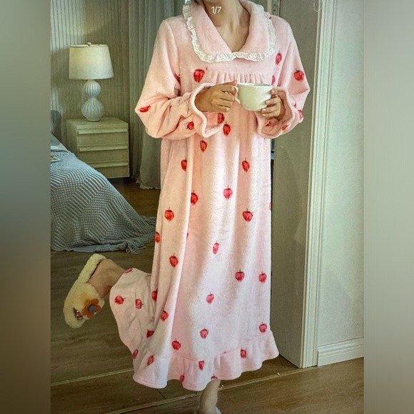 Dazy Strawberry Pattern Lace Trim Ruffles Hem Night Dress size Medium - Picture 4 of 7